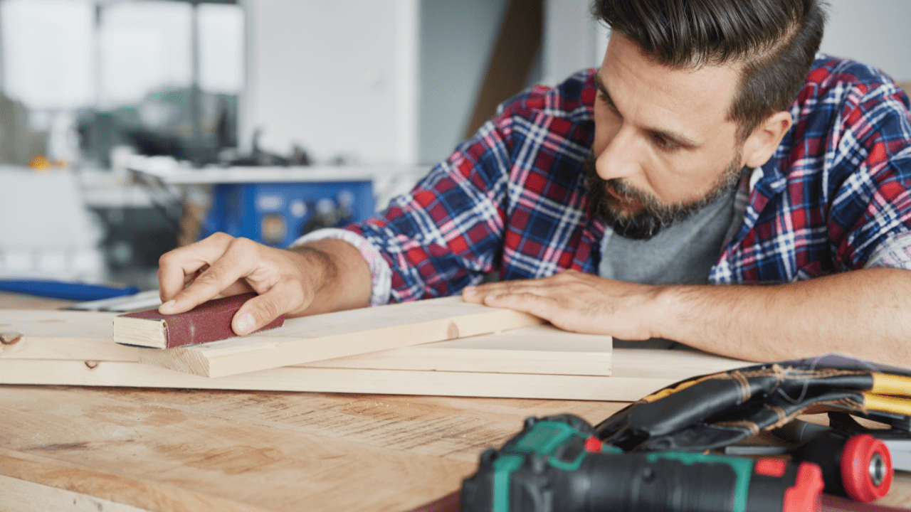 Como lixar madeira para artesanato